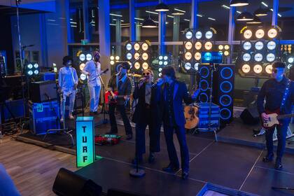 Turf y Juliana Gattas dieron un show único en la tercera edición del ciclo de música de YPF ServiClub.