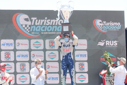 Manu Urcera celebra con la copa del campeón; el rionegrino revalidó el título del año pasado en la Clase 3 del Turismo Nacional