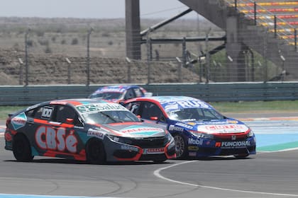 Ganador y campeón: Carlos Okulovich (auto N°100), volvió a la victoria después de una década; Manu Urcera, con el cuarto puesto, se aseguró el título en 2020