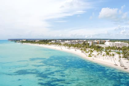 La playa Juanillo es una de las más lindas de República Dominicana. Al estar en Cap Cana tiene la ventaja de ser poco concurrida. Destaca su agua cristalina y turquesa, además de que se pueden encontrar varios metros de mar poco profundo a través del arrecife