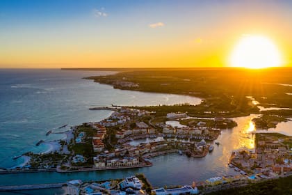 Cap Cana se encuentra a tan sólo 15 minutos del aeropuerto de Punta Cana. Ofrece exclusividad, playas paradisiacas y cuenta con uno de los mejores campos de golf del Caribe