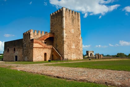La fortaleza de Ozama es la primera construcción militar de la colonia, y una de las joyas del patrimonio de la humanidad de la Zona Colonial.