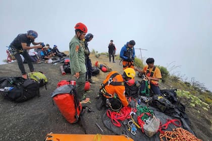 Turista brasileña muere tras caer de volcán en Indonesia
