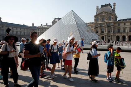 Turistas afuera del museo del Louvre, 2018