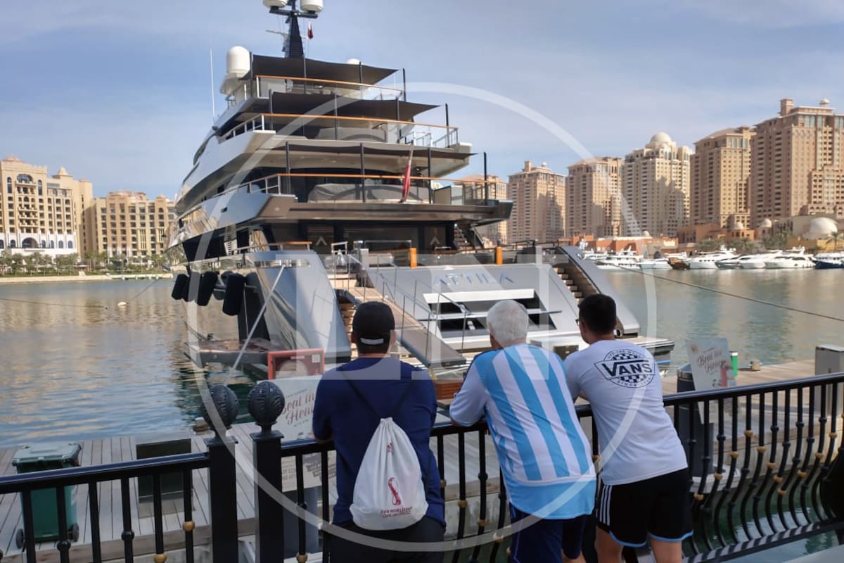 Turistas argentinos contemplan el Attila en One Porto Arabia Tower