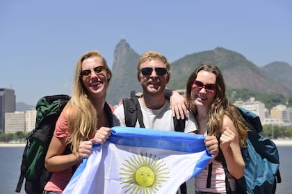 Turistas argentinos en Río de Janeiro con la bandera, una postal para nada extraña