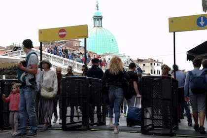 Turistas atraviesan controles a la entrada de Venecia