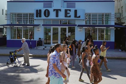 Turistas caminan por Ocean Drive, Florida, uno de los estados con mayor cantidad de latinos en Estados Unidos