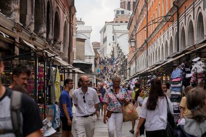 Turistas caminan por una calle de Venecia, Italia, el 13 de septiembre de 2023. (Foto AP/Luca Bruno, Archivo)