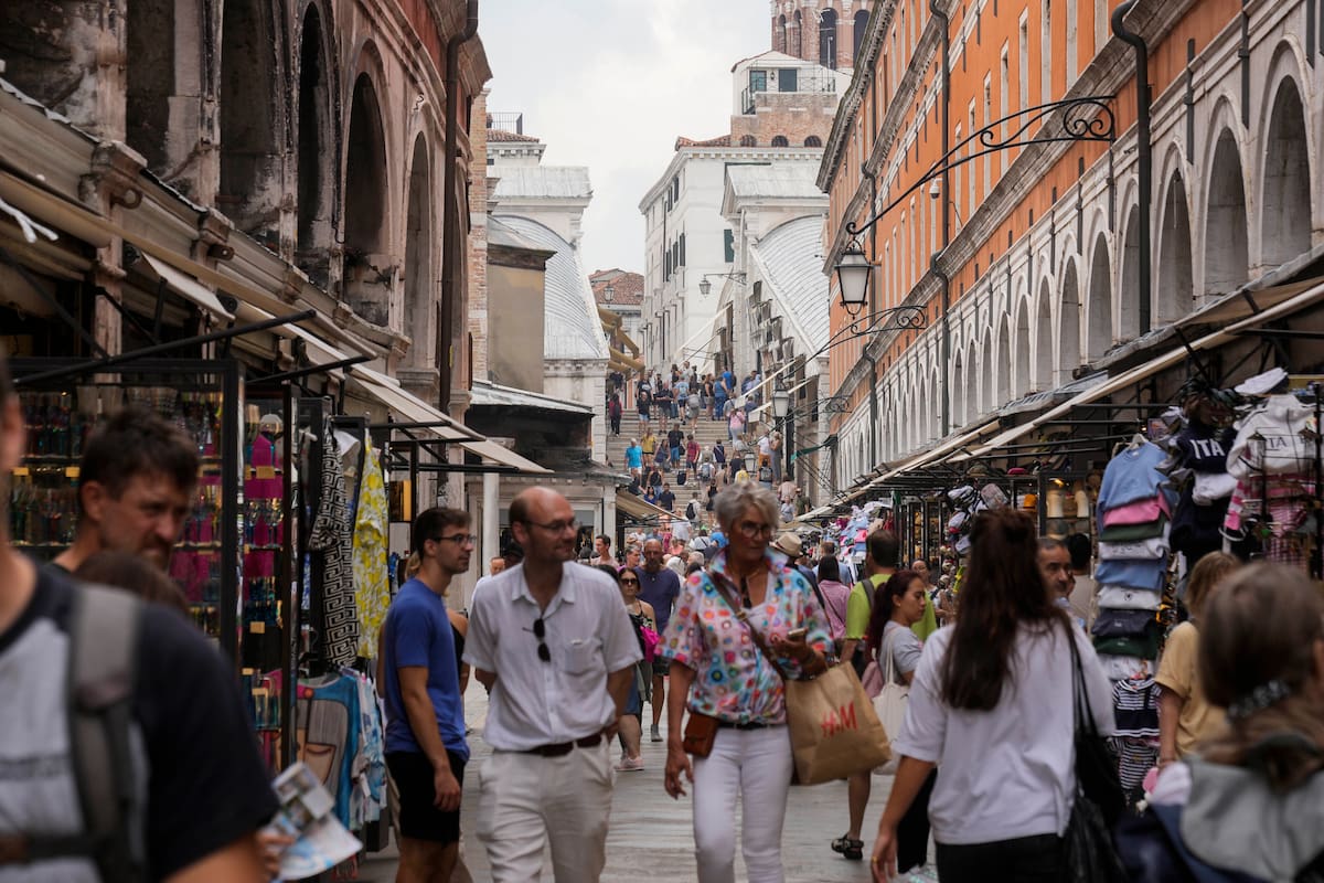 Turistas caminan por una calle de Venecia, Italia, el 13 de septiembre de 2023. (Foto AP/Luca Bruno, Archivo)