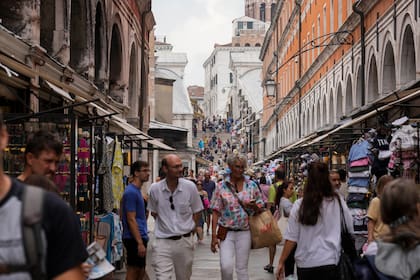 Turistas caminan por una calle de Venecia, Italia, el 13 de septiembre de 2023. (Foto AP/Luca Bruno, Archivo)