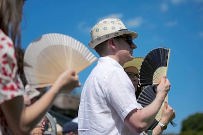 Turistas con abanicos en Londres
