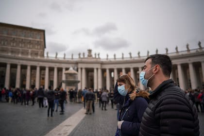 Turistas con barbijo pasean en el Vaticano