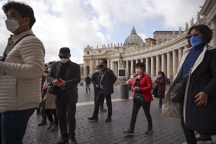 Turistas con barbijos, ayer, en la Plaza San Pedro, en el Vaticano