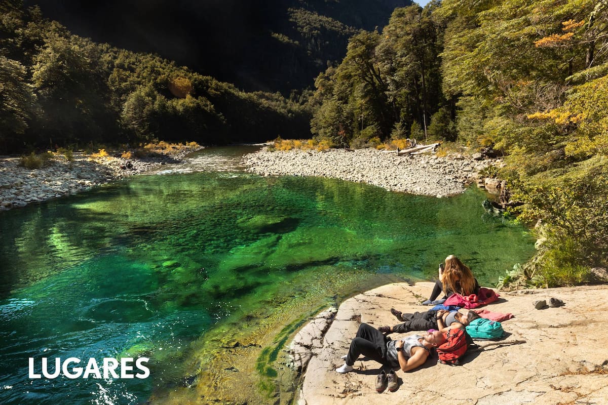 El propio Cajón del Azul es una maravilla indescriptible: la fractura o falla de la roca se ve desde una altura que da vértigo por la presencia de precipicios.