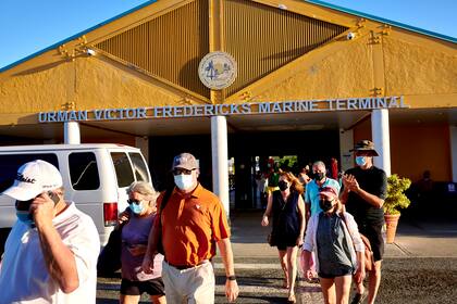 Turistas desembarcan de un ferry en Red Hook, Saint Thomas. Las autoridades afirman que hay suficiente cantidad de dosis para vacunar a su población y a los viajeros