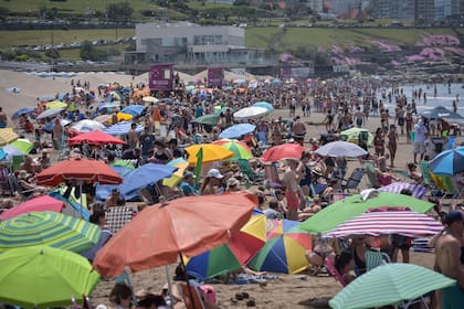 Turistas disfrutan de la jornada de sol y calor en playas de Mar del Plata