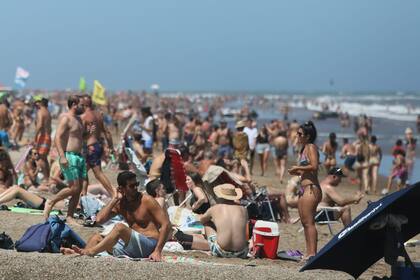Turistas disfrutan de la playa en Mar del Plata.