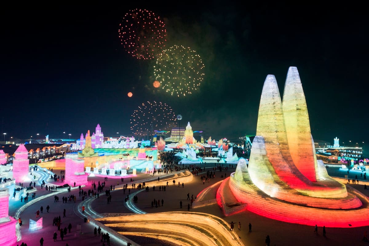 Turistas disfrutan de un espectáculo durante Festival de esculturas de hielo y nieve de Harbin, en Harbin, China, el 5 de enero de 2020