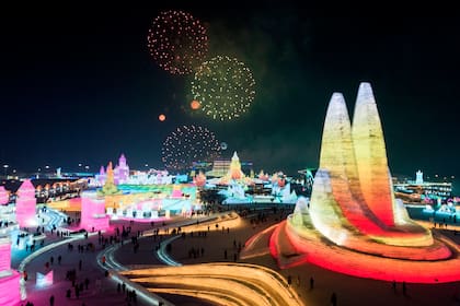 Una ciudad construida con bloques de hielo e iluminada con neón, para el famoso Festival de Hielo y Nieve de Harbin, en el noroeste del país