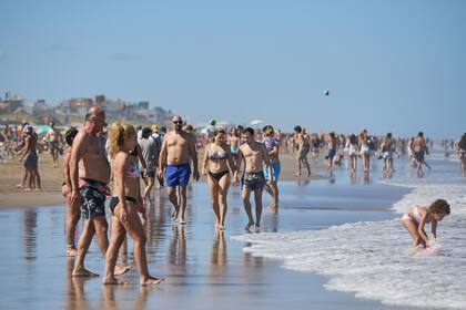 Turistas disfrutando del último domingo de enero en las playas de Pinamar