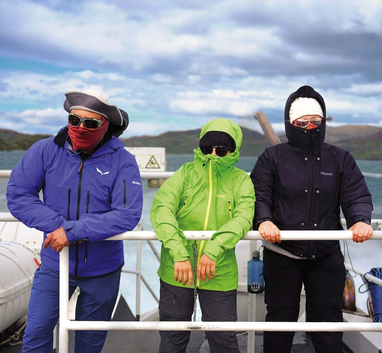Turistas en la cubierta del catamarán sobre el lago Pehoé, que une Puerto Pudeto con Paine Grande