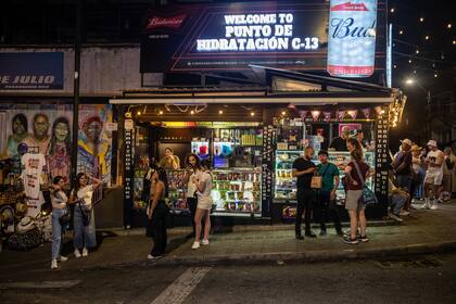 Turistas en la noche de Medellín