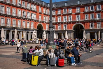Turistas en la Plaza Mayor de Madrid: los argentinos rompen marcas de viajes a España