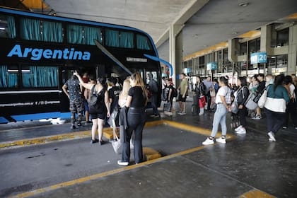 Turistas en la terminal de ómnibus de Retiro