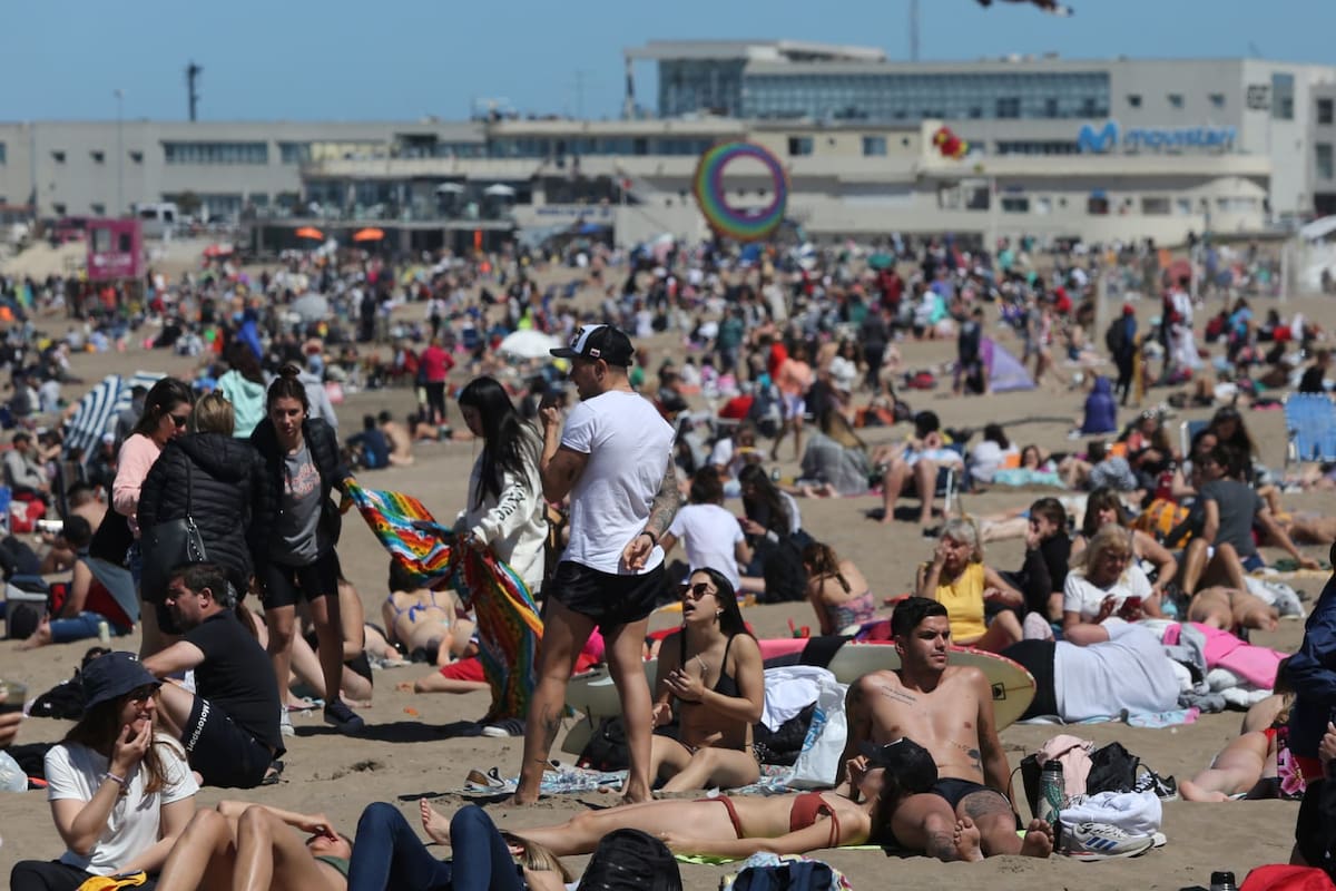 turistas en playas de Mar del Plata