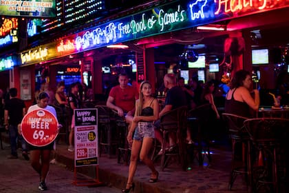 Turistas en un bar cerca de la playa de Chaweng en Koh Samui, Tailandia. Los bares de Koh Samui todavía luchan por recuperar su encanto después de los cierres pandémicos. (Jack Taylor/Los New York Times)