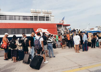 Turistas esperan para embarcar en un ferry en el puerto de El Pireo, Grecia, el 8 de septiembre de 2023. Grecia es una de las economías europeas de más rápido crecimiento y, aunque los inversores y los turistas acuden en masa al país, los griegos aún recuerdan las medidas de austeridad.