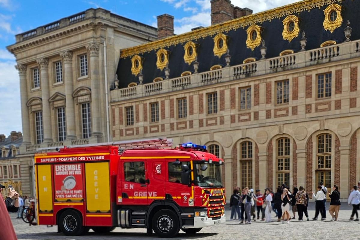 Turistas evacuados por un incendio en el Palacio de Versalles. (Foto X).