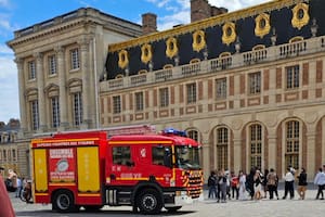 Evacuaron el Palacio de Versalles por un incendio y los bomberos lanzaron un operativo “de gran envergadura”