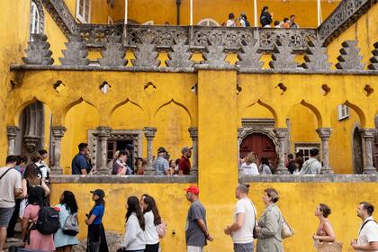 Turistas hacen cola para entrar al Palacio Pena en Sintra, Portugal, el 14 de agosto del 2024. (Foto AP/Ana Brigida)