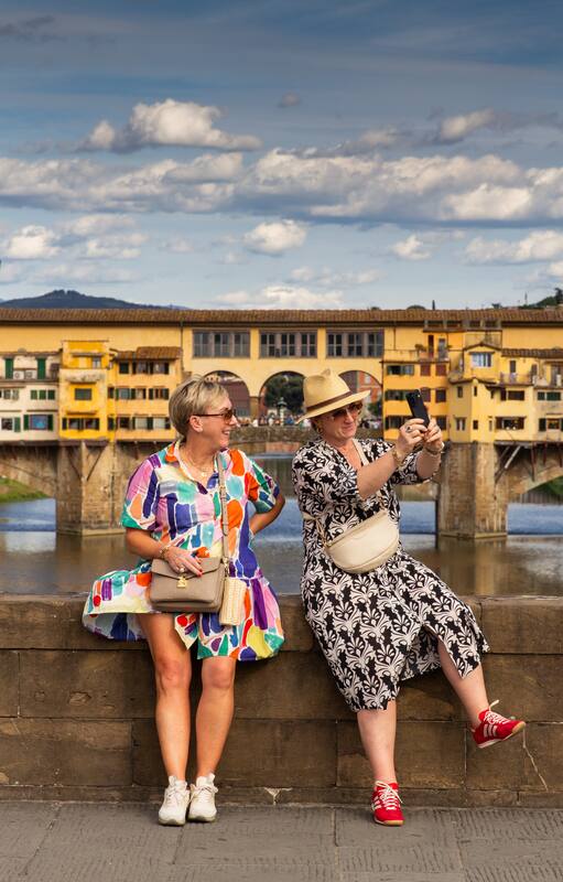 Turistas inglesas se sacan fotos en el puente Santa Trinitá.