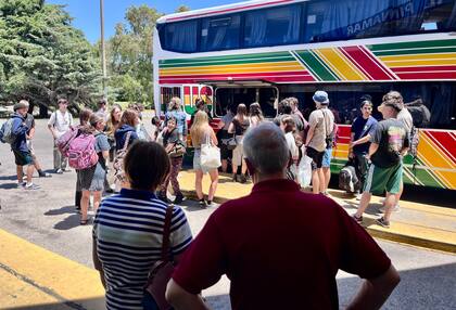 Turistas llegan a Pinamar en el recambio de quincena