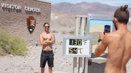 Turistas llegaron a El Valle de la Muerte con la expectativa de que se sobrepasara el récord histórico de calor