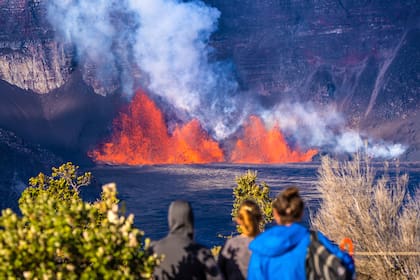 Turistas observan desde un mirador la actividad eruptiva del Kilauea, uno de los volcanes más activos del mundo