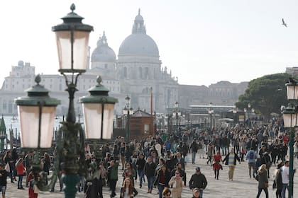 Turistas pasean por el centro de Venecia, Italia, el 12 de noviembre de 2016