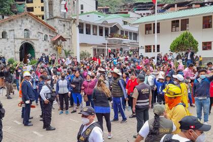 Turistas peruanos y extranjeros protestan luego de que se agotaron hasta el 19 de agosto los boletos para entrar a la joya turística más importante de Perú, la ciudadela inca de Machu Picchu. (Photo by Jesus TAPIA / AFP)
