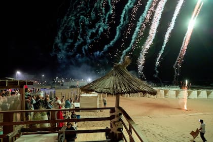 Turistas reciben el Año Nuevo 2026 en distintos puntos de la ciudad de Pinamar