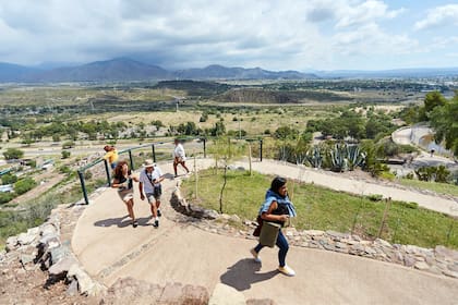 Turistas recorren el Parque General San Martín y el Cerro de la Gloria