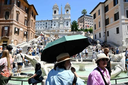 Turistas recorren Roma, otra de las ciudades agobiadas por la crisis de la vivienda