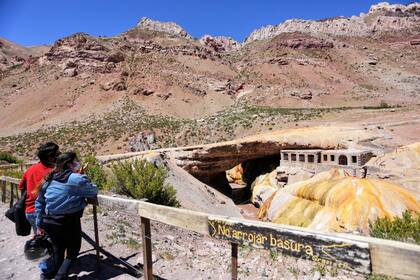 Turistas se acercan en plenas vacaciones a apreciar el histórico monumento natural. La zona será convertida en un parque temático. Por ahora, comenzaron con las tareas de limpieza.