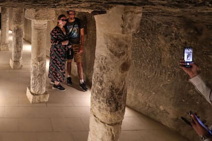 Turistas se fotografían dentro de la pirámide escalonada de Djoser, la más antigua de Egipto, que reabrió sus puertas esta semana