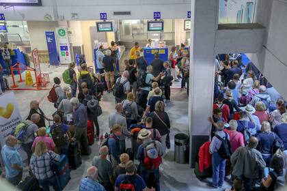 Turistas varados en el aeropuerto de Creta tras la quiebra del operador turístico británico Thomas Cook