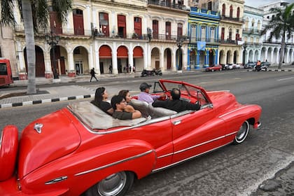 Turistas viajan en un viejo automóvil estadounidense usado como taxi en La Habana el 2 de febrero de 2026, en medio de la crisis
