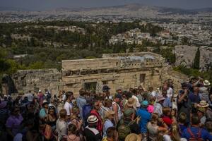 Turistas visitan la Acrópolis de Atenas