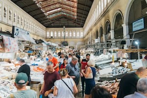 Turistas y ciudadanos compran pescado en el mercado central de Atenas, el 9 de septiembre de 2023. Es una de las economías europeas de más rápido crecimiento y, aunque los inversores y los turistas acuden en masa al país, los griegos aún recuerdan las medidas de austeridad.